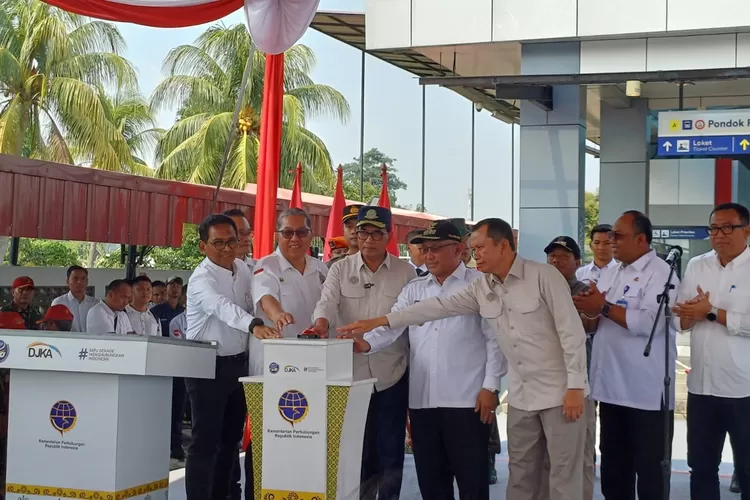 Menhub Budi Karya Sumadi dan Walikota Depok, Mohammad Idris saat meresmikan Stasiun Pondok Rajeg yang terletak di RT1/1 Kelurahan Jatimulya, Kecamatan Cilodong. (ANDIKA EKA/RADAR DEPOK)