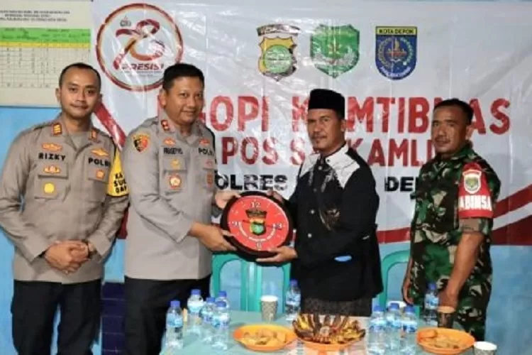 Wakapolres Metro Depok, AKBP Dwi Prasetyo Wibowo (dua dari kiri) bersama Kapolsek Sukmajaya, AKP Rizky Firmansyah (kiri) memberikan cendramata saat Ngobi Kamtibmas di Pos Satkamling 33, RT 3/6, Kelurahan Kalibaru, Kecamatan Cilodong, Kota Depok, Sabtu (19/10).  (DOKUMEN POLSEK SUKMAJAYA)