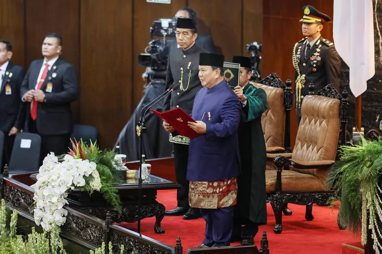 Presiden Prabowo Subianto mengucapkan sumpah jabatan dalam sidang paripurna MPR dengan agenda pelantikan Presiden dan Wakil Presiden Republik Indonesia masa bakti 2024-2029 di Gedung Nusantara, Kompleks Parlemen, Senayan, Jakarta, Minggu (20/10/2024). Prabowo Subianto dan Gibran Rakabuming Raka dilantik sebagai Presiden dan Wakil Presiden Republik Indonesia masa bakti 2024-2029. (SALMAN TOYIBI/JAWA POS)