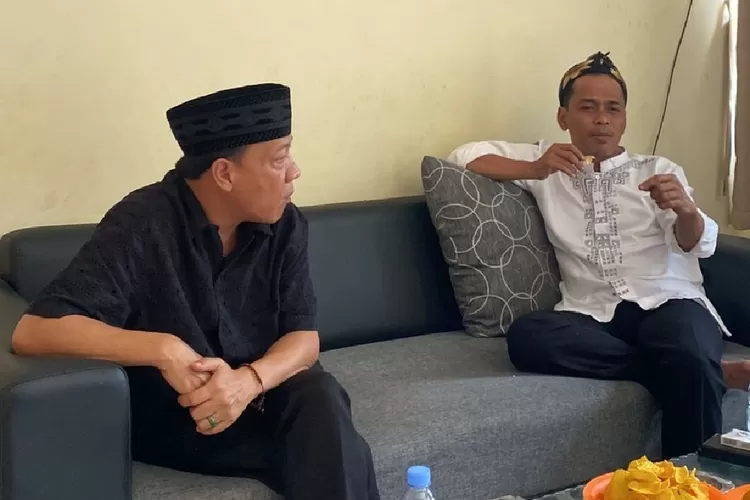 Calon bupati Bogor Bayu Syahjohan (kiri) dan calon wakil bupati Bogor Musyafaur Rahman, saat berdiskusi dengan wartawan dari Jaringan Jurnalis Bogor (JJB) pada Senin, 21 Oktober 2024. (Diki Wahyudi)