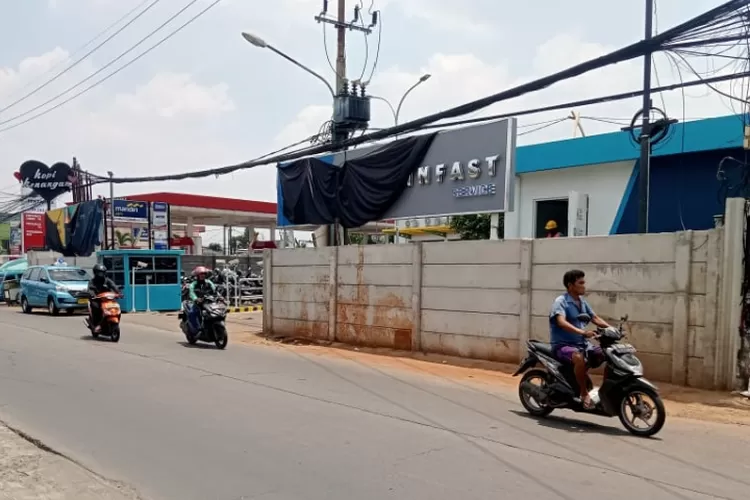 LOKASI : Penampakan pagar pool taksi listrik yang diduga melanggar garis sempadan, berlokasi Jalan Raya Limo, Cinere, Depok, Selasa (22/10). (ALDY RAMA/RADAR DEPOK)