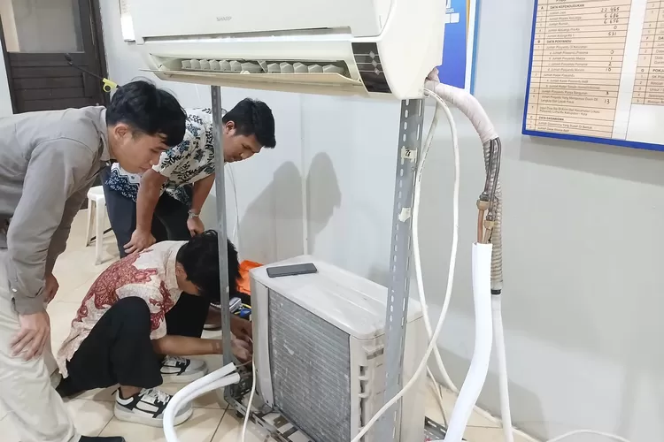 PRAKTIK : Pelatihan servis AC tingkat Kelurahan Gandul, Kecamatan Cinere, Kota Depok, yang berlangsung di kantor kelurahan, Selasa (22/10). (ALDY RAMA/RADAR DEPOK)