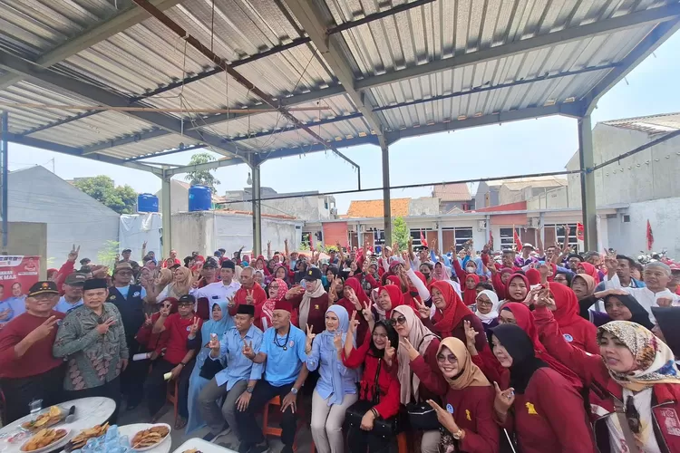 Calon Walikota Depok, Supian Suri didampingi Wakil Ketua DPRD Kota Depok Fraksi Partai Gerindra, Yeti Wulandari saat menyapa warga Kelurahan Pasir Gunung Selatan, Kecamatan Cimanggis, beberapa waktu lalu. (ANDIKA EKA/RADAR DEPOK)