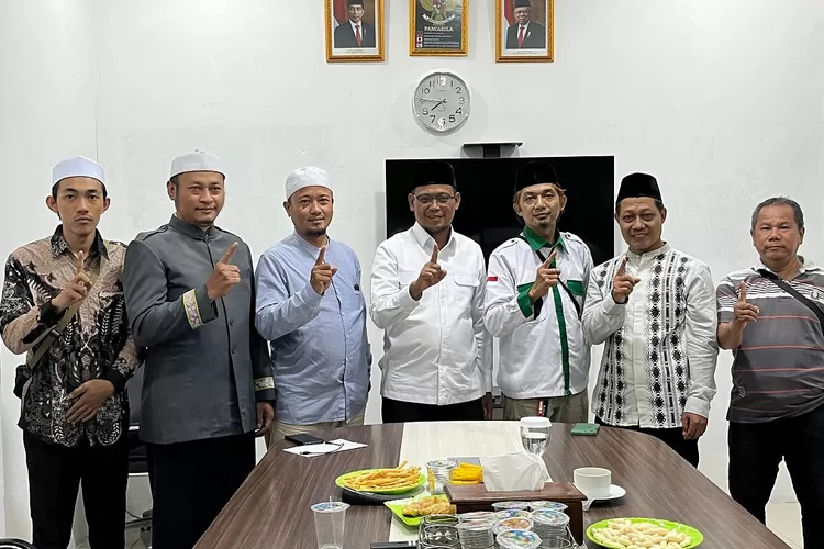 Calon Walikota Depok nomor urut 1 Imam Budi Hartono bareng perwakilan FPI, GNPF Ulama dan Persada 212, saat datang ke kantor DPD PKS Depok. (RADAR DEPOK)