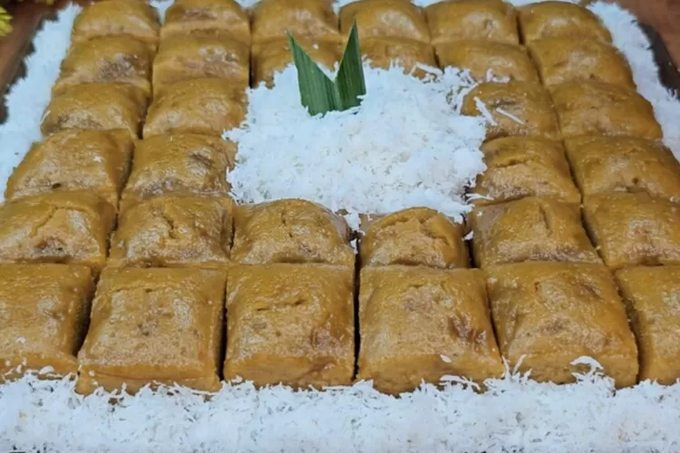 Tampilan kue apem kentang gula merah yang lembut dan kenyal (Tangkapan layar Youtube Bagja Vlog)