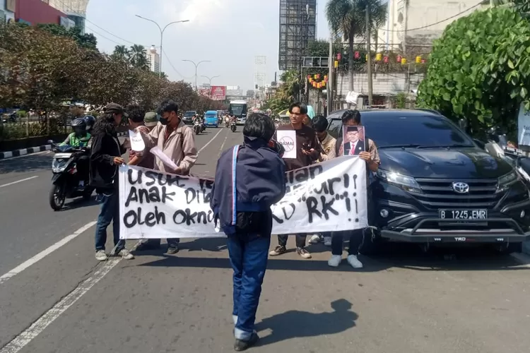 Aksi unjuk rasa yang digelar komunitas Depok Youth Movement di depan Mapolres Metro Depok