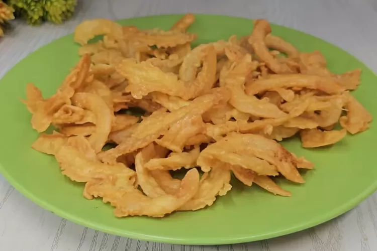 Keripik dari olahan kelapa yang renyah dan gurih (Tangkapan layar Youtube Bagja Vlog)