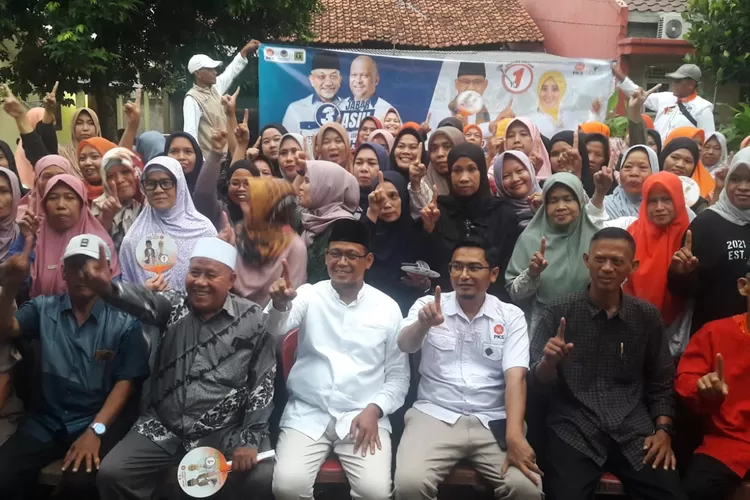 Calon Walikota Depok Nomor Urut 1, Imam Budi Hartono, kembali menyisir wilayah Kecamatan Cimanggis untuk dijadikan sasaran lokasi kampanye, Rabu (23/10).  (JUNIOR/RADAR DEPOK)