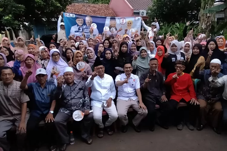 Calon Walikota Depok Nomor Urut 1, Imam Budi Hartono didampingi Ketua DPRD Depok Ade Supriatna, saat berada di Rumah H.Risan, Kelurahan Harjamukti, Kecamatan Tapos. (FAHMI/RADAR DEPOK)