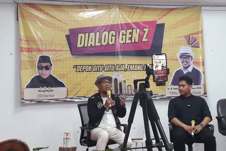 Calon Walikota Depok Nomor Urut 1, Imam Budi Hartono (kiri), berdialog dengan Gen Z.  (JUNIOR/RADAR DEPOK)