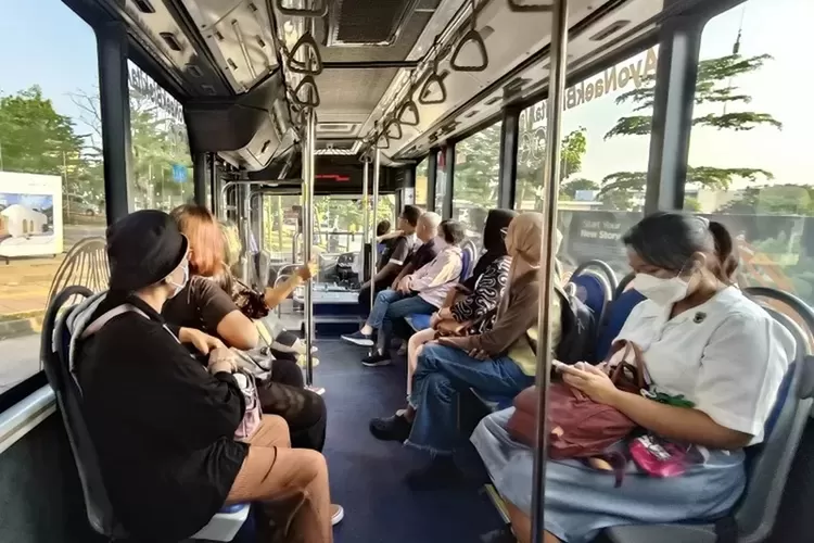 Situasi di dalam Biskita Trans Depok menuju Stasiun LRT Harjamukti, Kecamatan Cimanggis, Kota Depok.