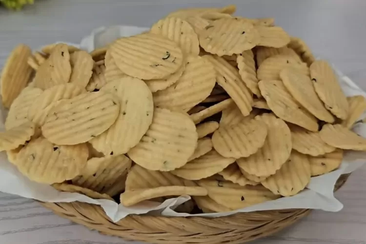 Resep keripik tepung beras santan yang enak dan renyah (Tangkapan layar Youtube Bagja Vlog)