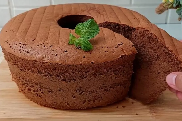 Tampilan bolu coklat jadul yang lembut dan moist (Tangkapan layar Youtube Annisaa Hawarizmi)