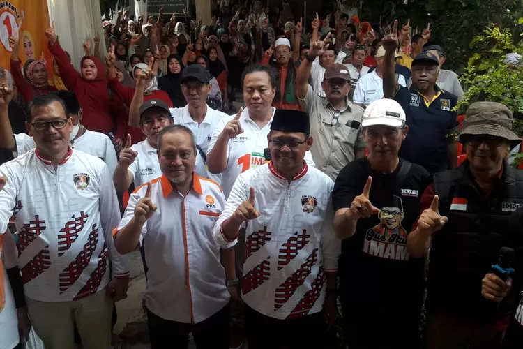 Calon Walikota Depok Nomor Urut 1, Imam Budi Hartono (pakai peci hitam) saat berkampanye menyosialisasikan Kartu Sakti Anak Yatim, di Limo, Minggu (27/10).  (JUNIOR/RADAR DEPOK)