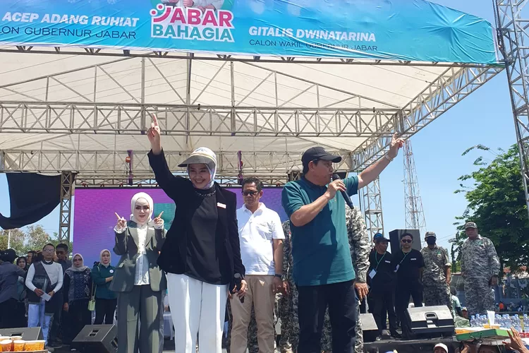 pasangan Calon Gubernur dan Wakil Gubernur Jawa Barat nomor urut 1, Acep Adang Ruhiat dan Gitalis Dwi Natarina saat menghibur masyarakat Kota Depok, di Lapangan Sepakbola Cipayung, kemarin.  (AGNESYAWIANDA/RADARDEPOK)