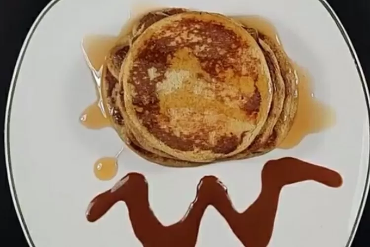 Pancake pisang tanpa tepung yang lebih sehat (Tangkapan layar Youtube Realfood Corner)