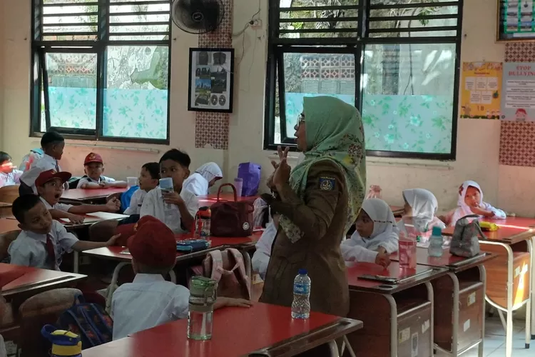 Ilustrasi guru sedang mengajar di Depok (RADAR DEPOK)