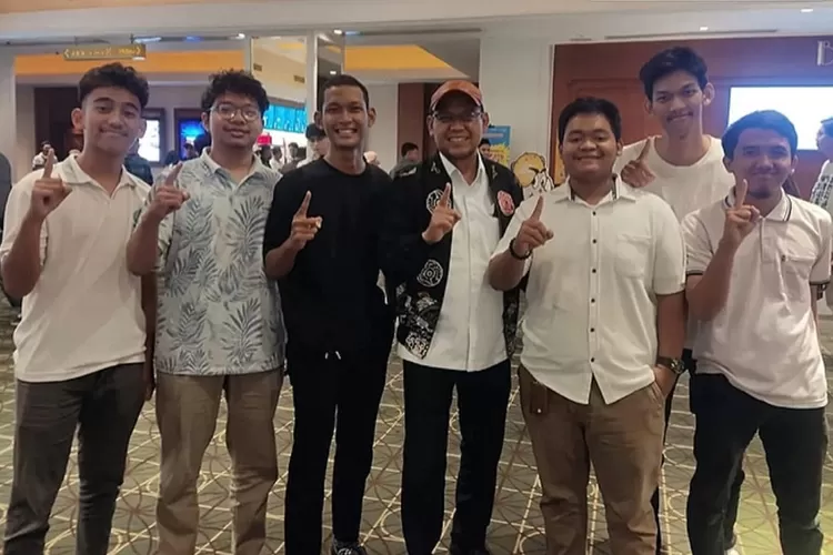 Calon Walikota Depok nomor urut 1, Imam Budi Hartono nobar film berjudul Home Sweet Loan, bareng puluhan Gen Z. (RADARDEPOK)