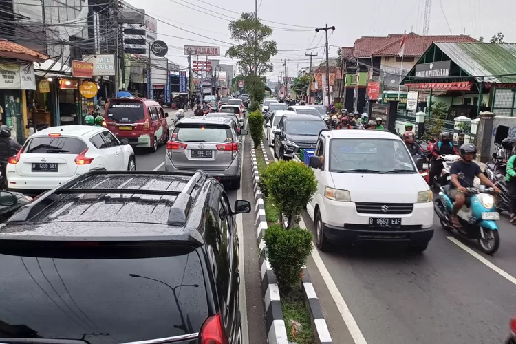 Kepadatan kendaraan yang berada di Jalan Raya Kartini, Kelurahan Depok, Kecamatan Pancoranmas. (ANDIKA EKA/RADAR DEPOK)