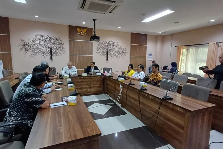 DPRD Kota Depok saat berdiskusi dengan Pemerintah Tianjin Cina dalam membahas kerjasama dalam pembangunan di gedung Badan Musyawarah, Kantor DPRD Kota Depok.  (ANDIKA EKA/RADAR DEPOK)