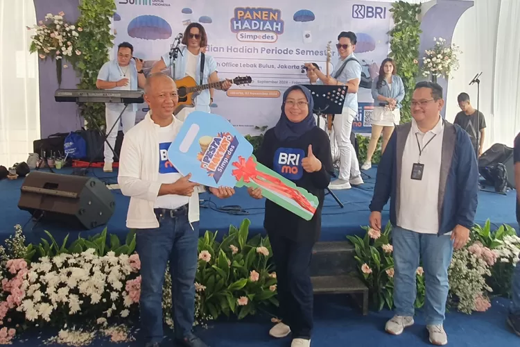 Pinca BRI kanca Lebak Bulus Edy Siswanto menyerahkan secara simbolis grand prize Suzuki Ertiga pada PHS yang diselenggarakan di pelataran parkir BRI Kanca Lebak Bulus, Jalan Karang Tengah Raya, Nomor 9, Lebak Bulus, Kecamatan Cilandak, Jakarta Selatan, Sabtu, 2 November 2024.