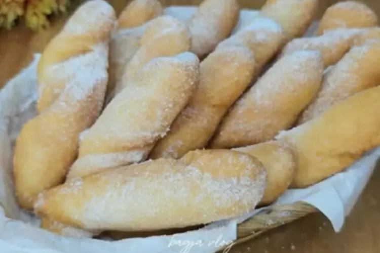 Kue tepung ketan goreng yang rasanya enak dan kenyal (Tangkapan layar Youtube Bagja Vlog)