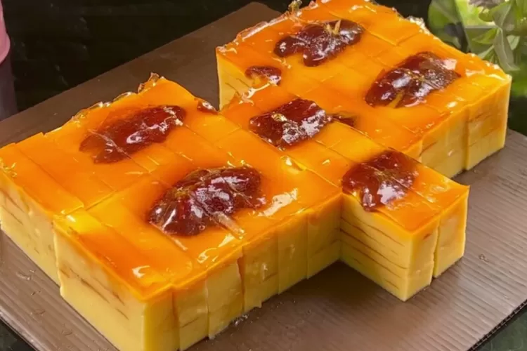 Tampilan cantik dari puding lapis karamel yang manis (Tangkapan layar Youtube HOBI MASAK)