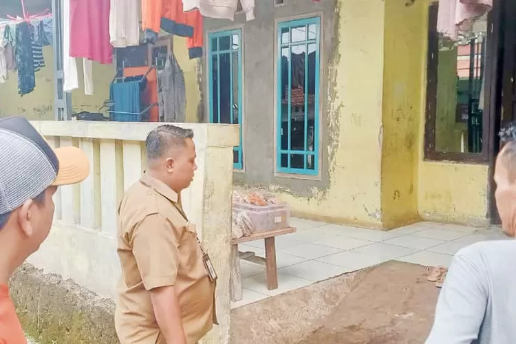 Kasi Ekbang Kelurahan Cipayung Jaya, Roih Soleh saat meninjau kondisi rumah yang akan dibangun septictank di Kelurahan Cipayung Jaya, Kecamatan Cipayung, Kota Depok, Senin (5/11).  (AGNESYA WIANDA/RADAR DEPOK)