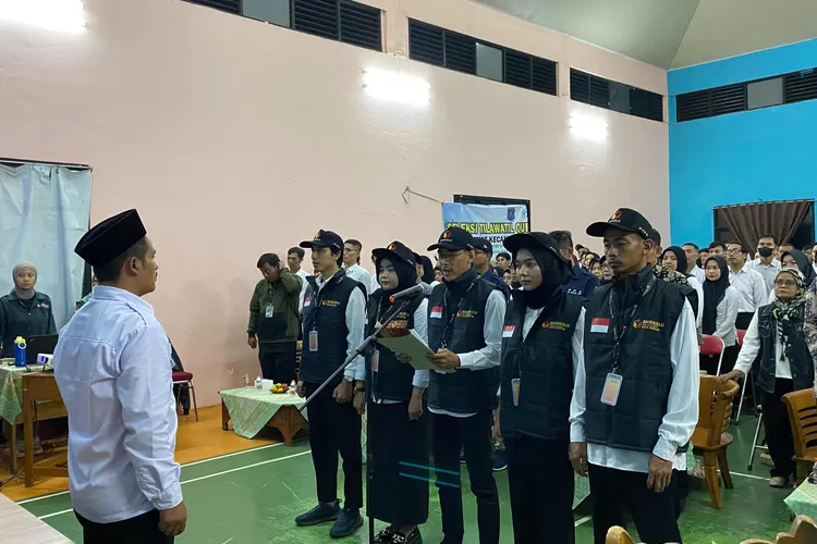 Suasana pelantikan 215 PTPS se Kecamatan Cipayung di Gor Kecamatan Cipayung, Kota Depok, Minggu (3/11).  (AGNESYA WIANDA/RADAR DEPOK)