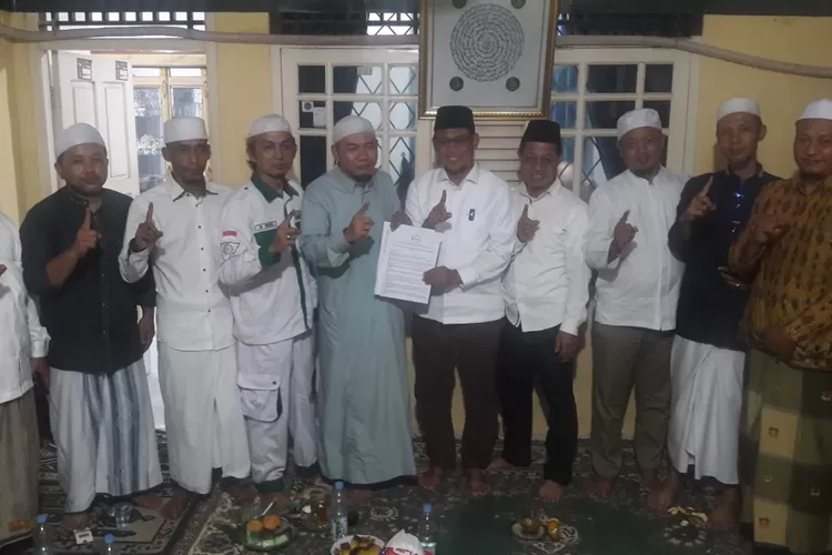 Ratusan ulama secara bulat menyatakan dukungan kepada Pasangan Calon Walikota dan Wakil Walikota Depok Nomor Urut 1, Imam Budi Hartono dan Ririn Farabi Arafiq.  (JUNIOR/RADAR DEPOK)