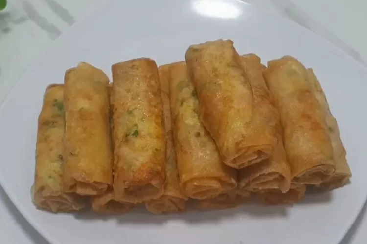 Resep lumpia telur gulung sayur yang bisa jadi ide jualan laris (Tangkapan layar Youtube Mama Akshara)