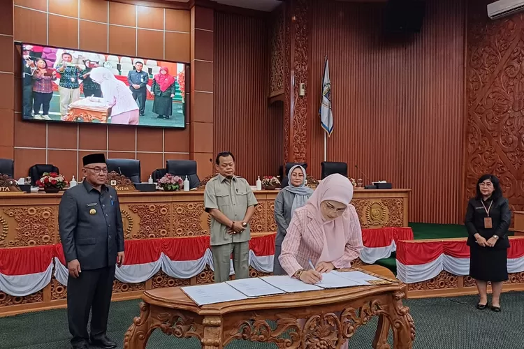 Penandatanganan nota kesepatakan pada KUA PPAS 2025 Kota Depok, di ruang Rapat Paripurna. (ANDIKA EKA/RADAR DEPOK)