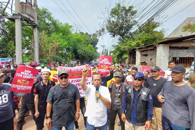 Warga Kelurahan Meruyung menggelar aksi damai penolakan TPS liar yang berada di wilayahnya. (ANDIKA EKA/RADAR DEPOK )