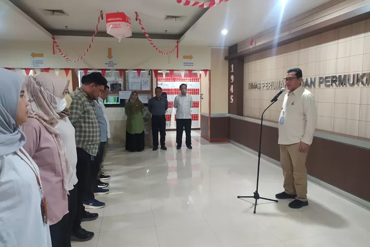 Kepala Dinas Perumahan dan Permukiman (Disrumkim) Kota Depok, Dadan Rustandi memimpin apel pagi di ruang lingkup Disrumkim Depok, Lantai 5, Gedung Dibaleka 2.