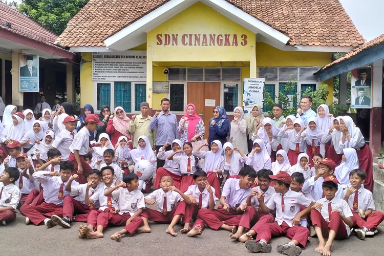 Wakil Ketua DPRD Kota Depok, Yuni Indriany foto bersama staf pengajar dan siswa SDN Cinangka 3, Kecamatan Sawangam, Rabu (12/11).  (AGNESYA WIANDA/RADAR DEPOK)