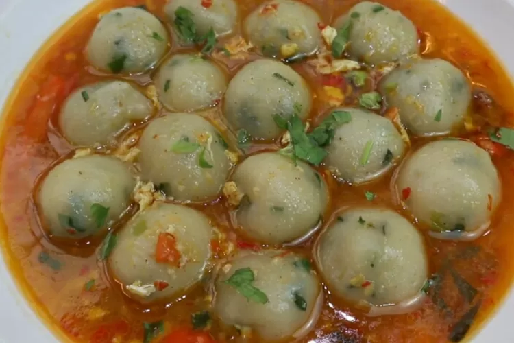 Resep cilok kuah pedas yang cocok saat hujan (Tangkapan layar Youtube Ika Mardatillah)