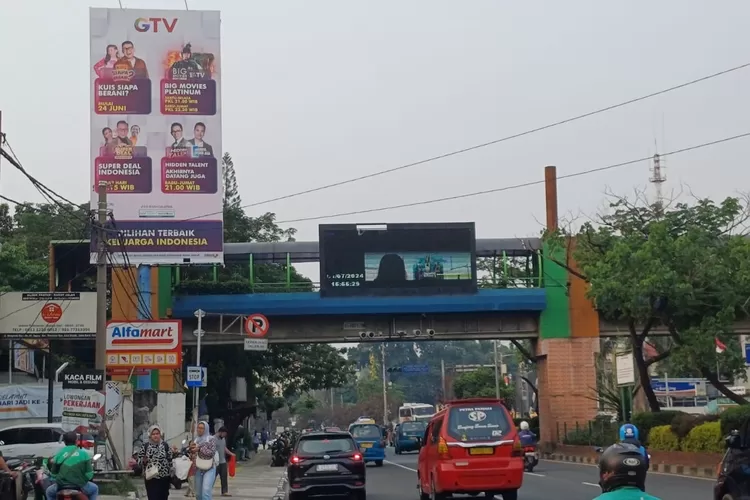 Tampak reklame yang berada di Jalan Margonda Raya, Kelurahan Depok, Kecamatan Pancoranmas. (ANDIKA EKA/RADAR DEPOK)