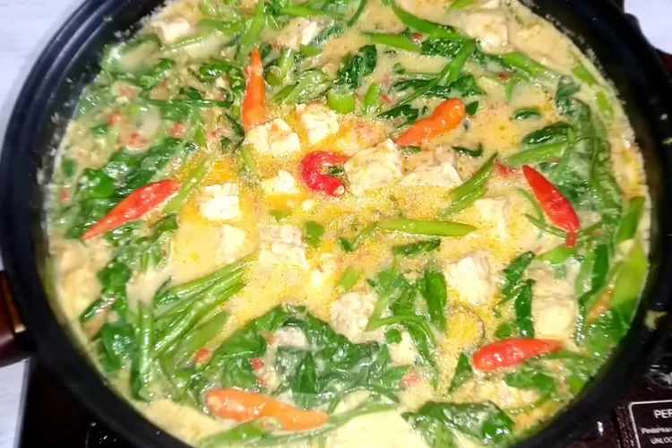 Resep kangkung tempe kuah santan yang nikmat (Tangkapan layar Youtube BISNIS IBU RUMAH TANGGA)