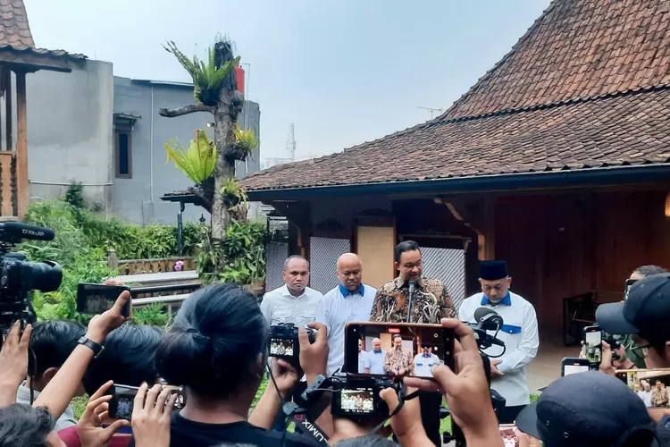 Anies Baswedan menyambut kedatangan Ahmad Syaikhu dan Ilham Habibie pasangan calon gubernur dan wakil gubernur Jawa Barat nomor urut 3, di kawasan Lebak Bulus, Jakarta Selatan.  (DOKUMEN TIM)