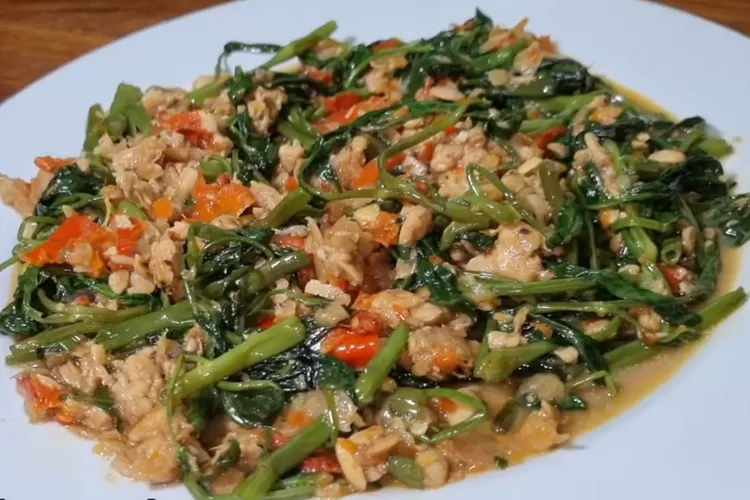 Resep kangkung sambal tempe yang cocok untuk menu masakan harian (Tangkapan layar Youtube Ceceromed Kitchen)