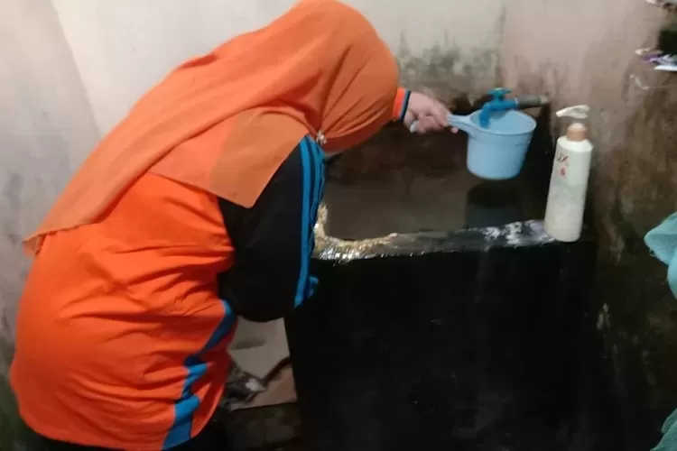 Salah satu upaya dalam mencegah timbulnya penyakit DBD, yakni memeriksa genangan air di lingkungan. (RADAR DEPOK)