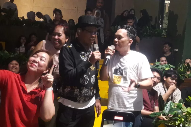 Calon Walikota Depok Nomor Urut 1, Imam Budi Hartono, bikin kaget pengunjung yang sedang menikmati suasana, di Kafe Bajawa Depok, Jalan Pemuda, Pancoranmas, Sabtu (16/11) malam.  (JUNIOR/RADAR DEPOK)