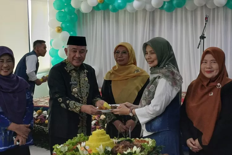 Walikota Depok, Mohammad Idris bersama stakeholder memotong tumpeng dalam perayaan HUT ke-2 RSUD ASA Kota Depok. (ANDIKA EKA/RADAR DEPOK)
