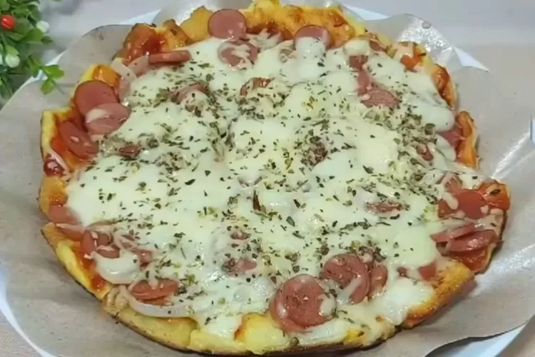 Pizza teflon roti tawar ekonomis yang praktis (Tangkapan layar Youtube Mei Dhyan)