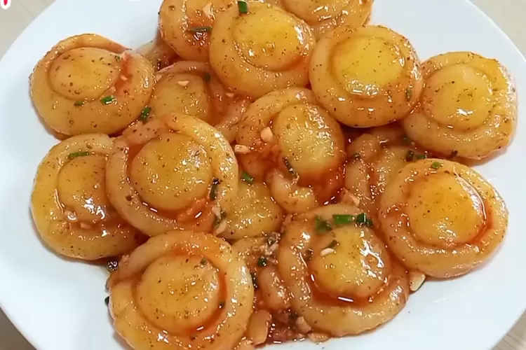 Resep sederhana cemilan kentang jamur bumbu bawang putih (Tangkapan layar Youtube Dapur Umi Dina)