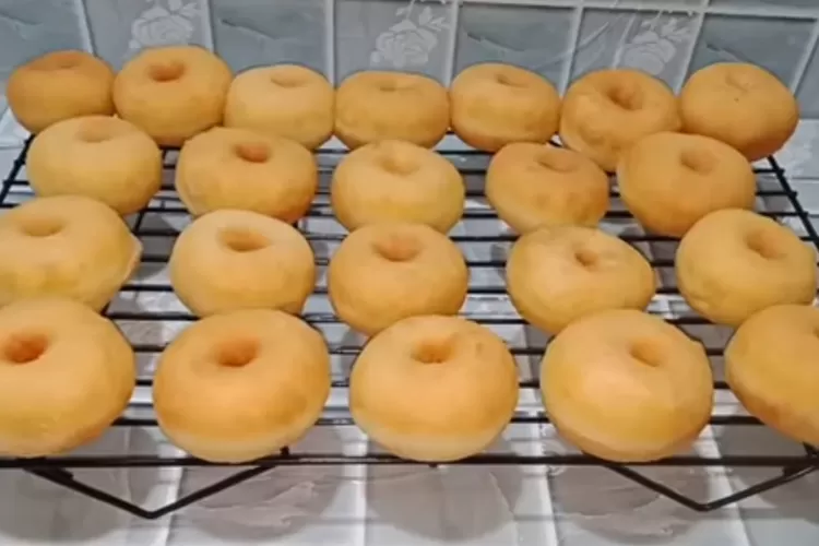 Resep sederhana donat empuk tanpa mixer dan ngulen (Tangkapan layar Youtube Natasya kitchen)