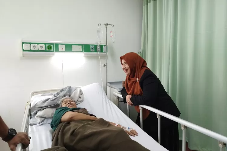 Anggota DPRD Kota Depok, Nuryuliani saat menjenguk salah satu warganya yang memanfaatkan program UHC di RSUD ASA Kota Depok. (ANDIKA EKA/RADAR DEPOK)