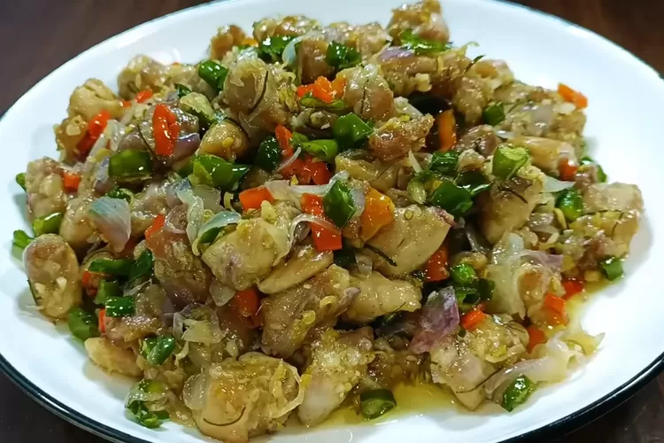 Resep oseng ayam sambal matah yang pedas nikmat (Tangkapan layar Youtube Rayyan Al Ghazali)
