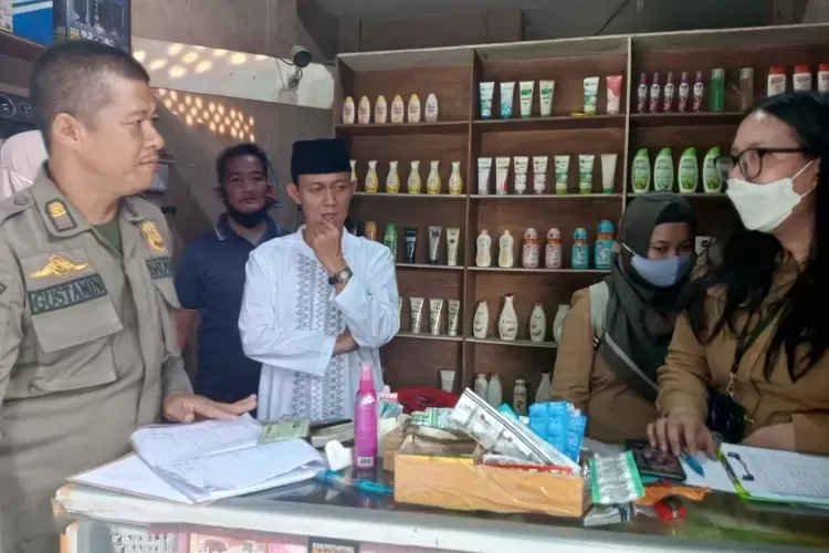 Salah satu penggerebakan toko yang menjual obat ilegal yang dilakukan Aparatur Kelurahan Sukatani, Kecamatan Tapos beberapa waktu lalu. (ANDIKA EKA/RADAR DEPOK)