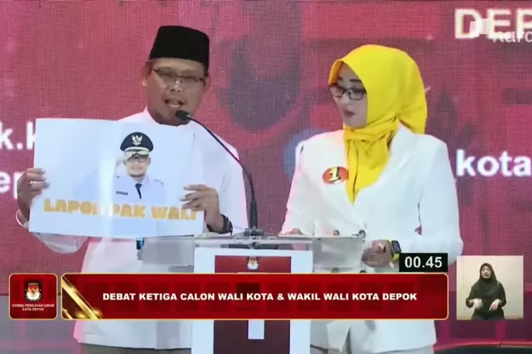 Calon Walikota dan Wakil Walikota Depok Nomor Urut 1, Imam Budi Hartono dan Ririn Farabi Arafiq, saat tampil dalam debat ketiga Pilkada Depok